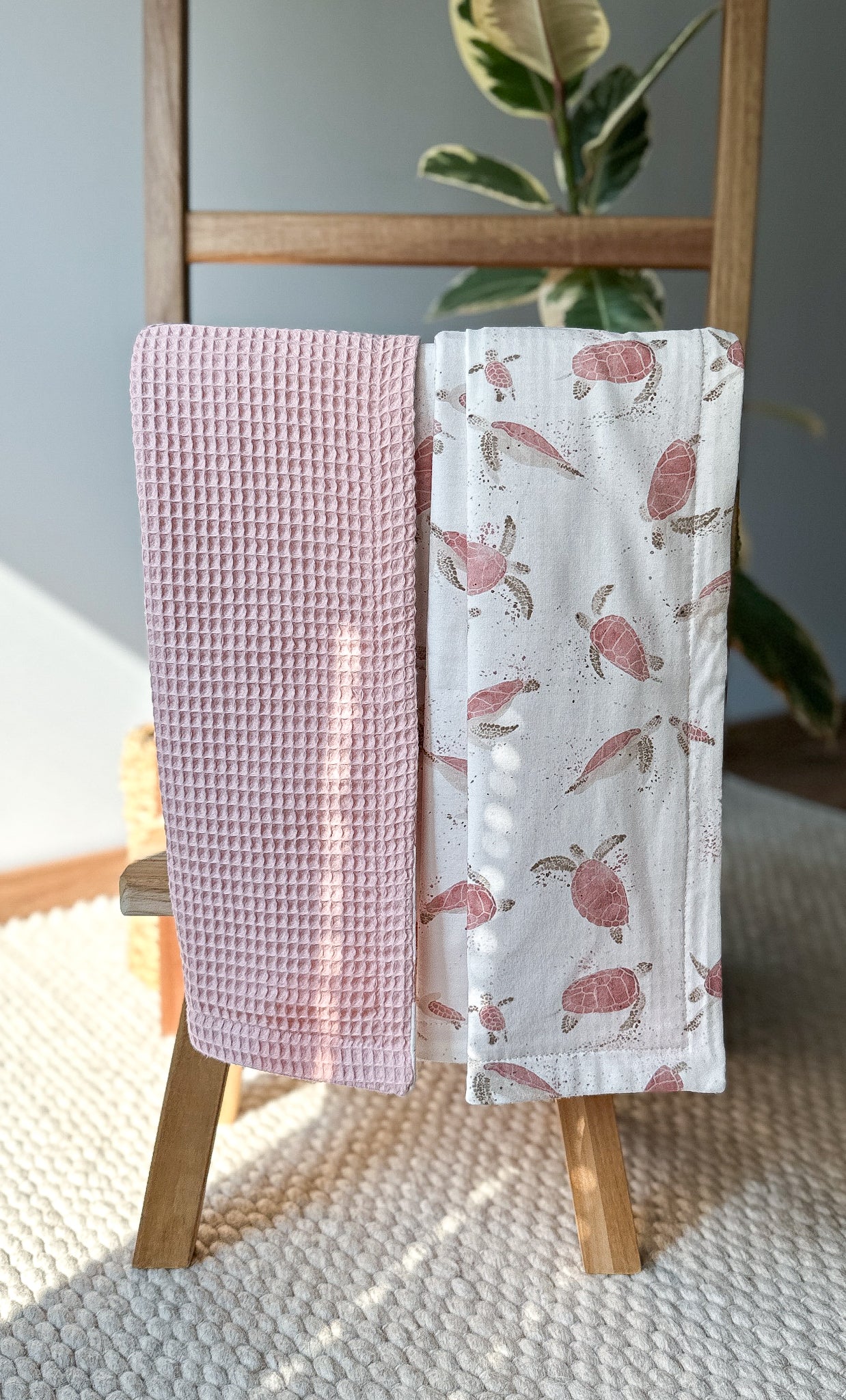 Baby waffle blanket with pink Turtles