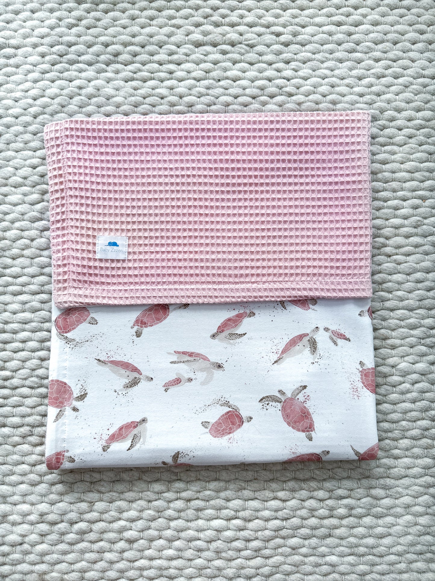 Baby waffle blanket with pink Turtles