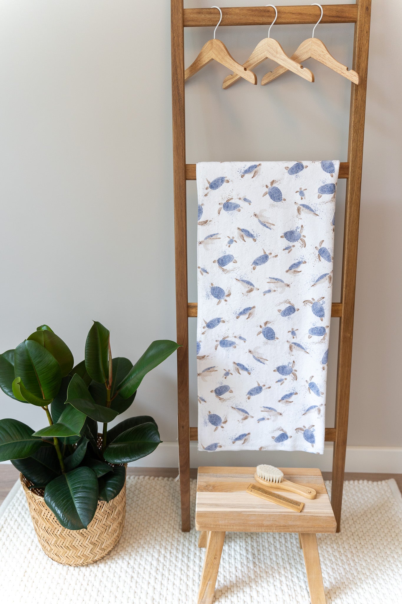 Eco towel with blue turtles