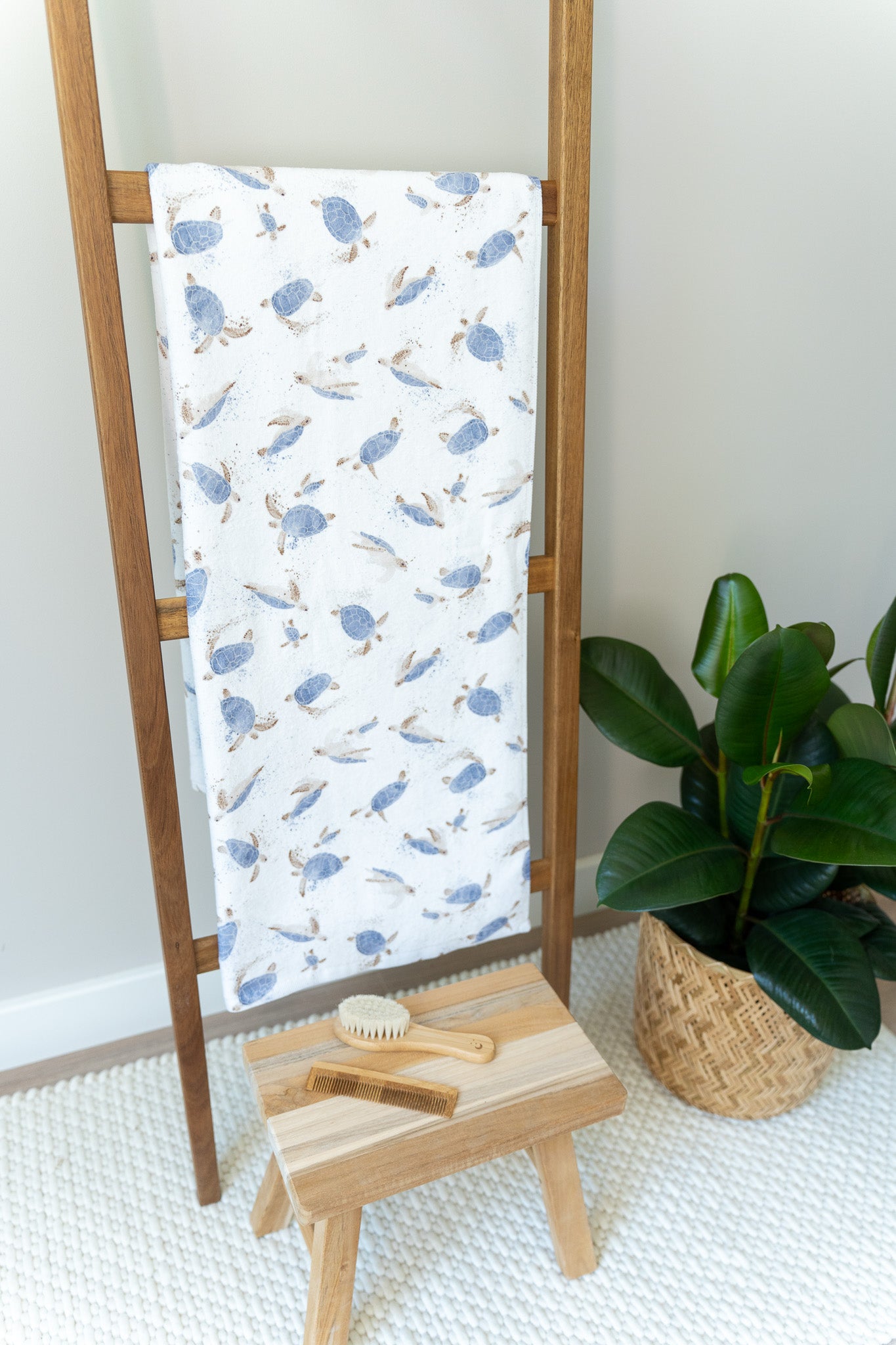Eco towel with blue turtles