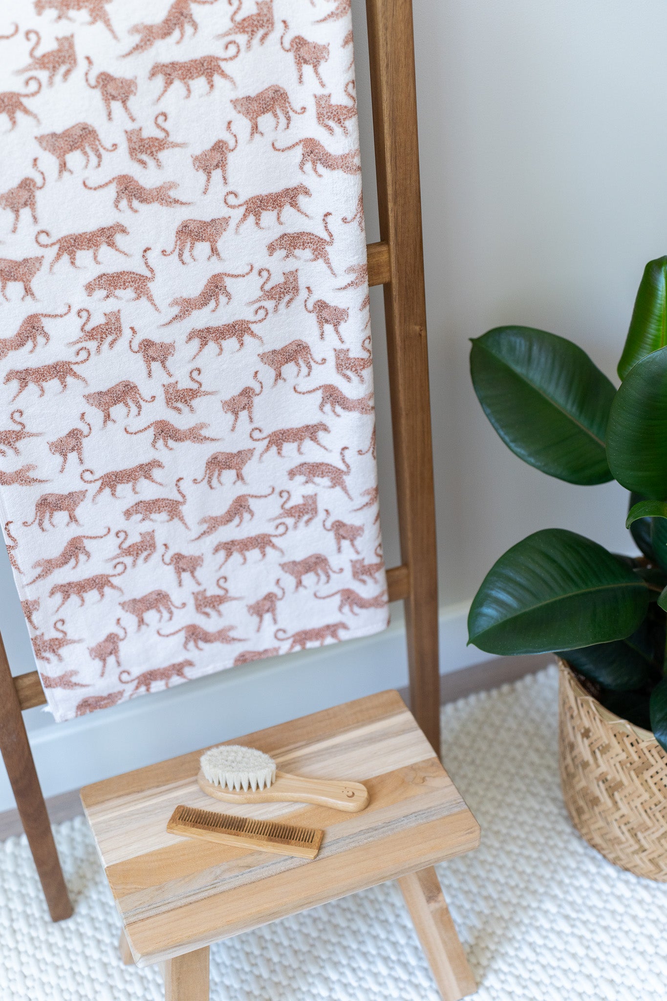 Eco towel with leopards