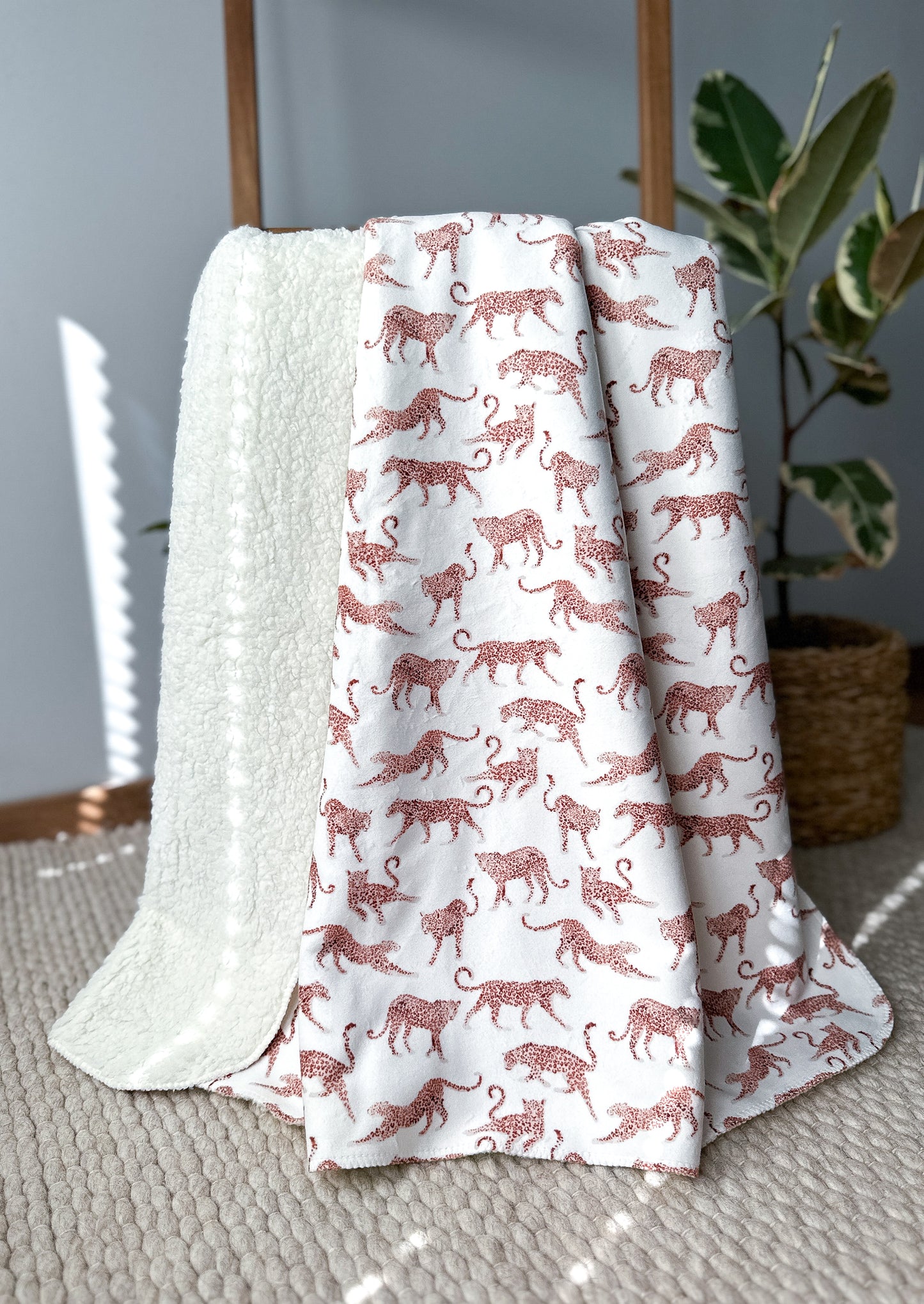 Wooly teddy blanket with Leopards