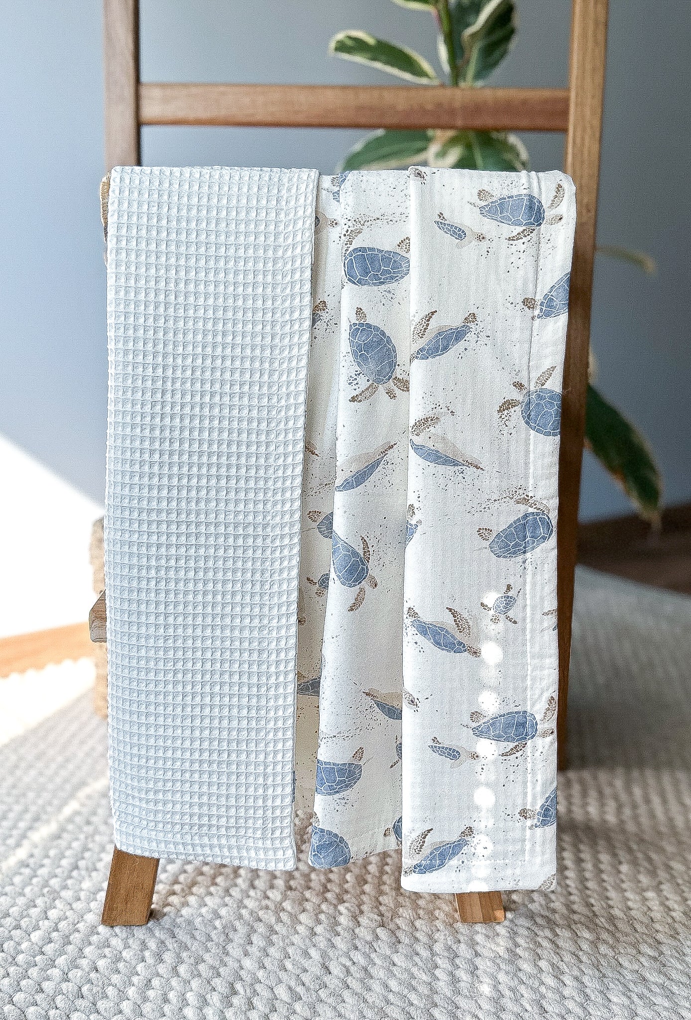Baby waffle blanket with blue Turtles