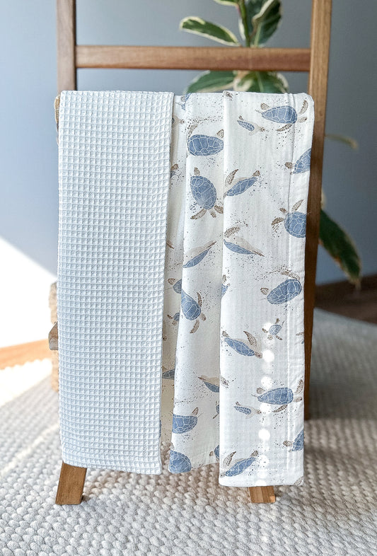 Baby waffle blanket with blue Turtles
